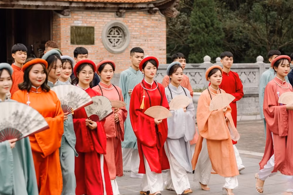 年轻人携手保护与弘扬越南民族古风服饰的文化价值 ảnh 1 年轻人携手保护与弘扬越南民族古风服饰的文化价值 ảnh 1
