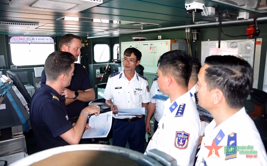 越南海警与法国海军“旺代米亚勒”号巡洋舰进行海上联合演练 ảnh 1 越南海警与法国海军“旺代米亚勒”号巡洋舰进行海上联合演练 ảnh 1