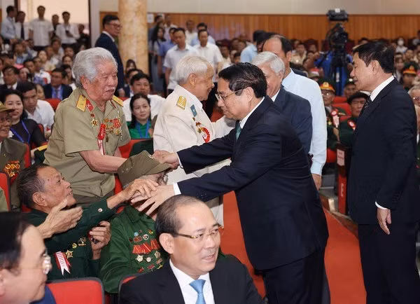 越南政府总理范明政:因部分革命有功人员生活依然艰难而倍感难过和愧疚 ảnh 1 越南政府总理范明政:因部分革命有功人员生活依然艰难而倍感难过和愧疚 ảnh 1