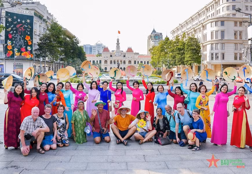 胡志明市奥黛节参与人数近350万人次 ảnh 2 胡志明市奥黛节参与人数近350万人次 ảnh 2