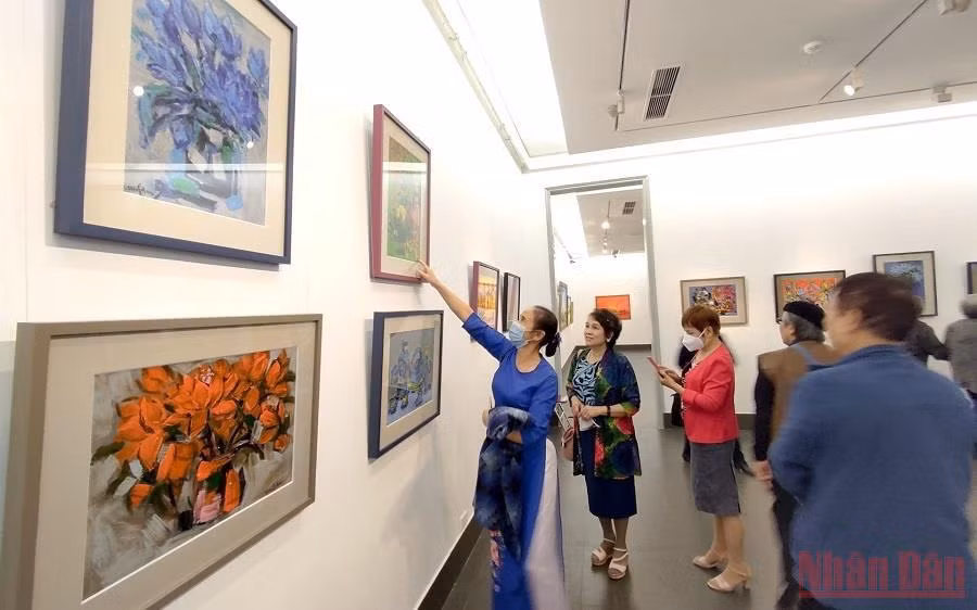 越南画家 “我们身边的生活”美术展亮相越南美术博物馆 ảnh 2 越南画家 “我们身边的生活”美术展亮相越南美术博物馆 ảnh 2