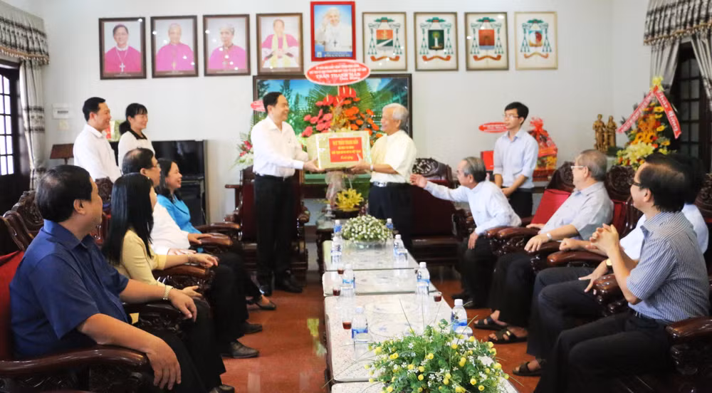 越南祖国阵线中央委员会主席陈青敏向安江省信教群众致以圣诞祝福 ảnh 1 越南祖国阵线中央委员会主席陈青敏向安江省信教群众致以圣诞祝福 ảnh 1