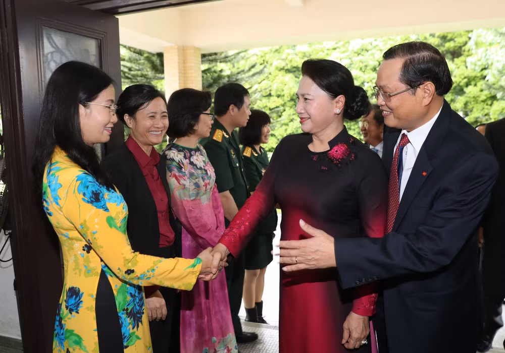 越南国会主席阮氏金银造访驻新加坡大使馆：为越新合作关系开辟新前景 ảnh 1