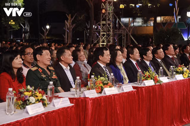 政府副总理郑廷勇出席“震撼世界的十天”艺术活动 ảnh 2 政府副总理郑廷勇出席“震撼世界的十天”艺术活动 ảnh 2