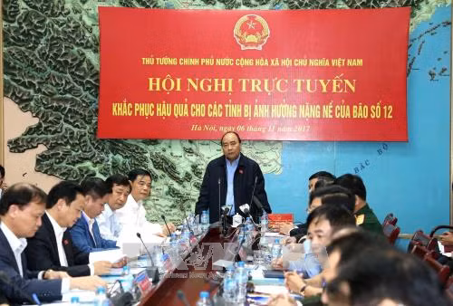 政府总理阮春福：各部门和地方需努力确保受灾群众生产生活秩序稳定 ảnh 1