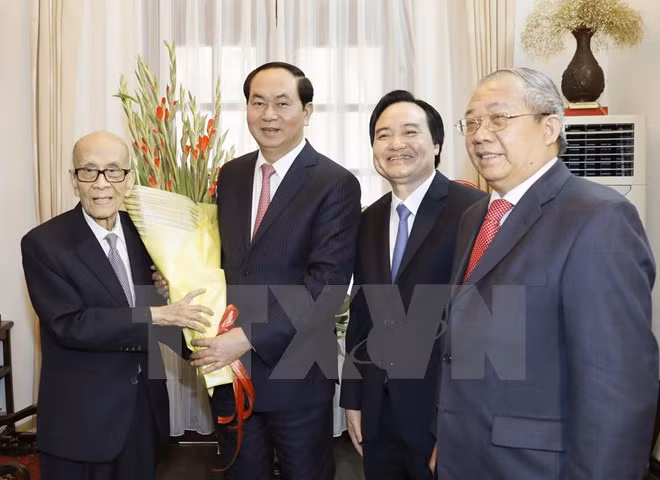 国家主席陈大光向老前辈教师送花祝贺 ảnh 1 国家主席陈大光向老前辈教师送花祝贺 ảnh 1