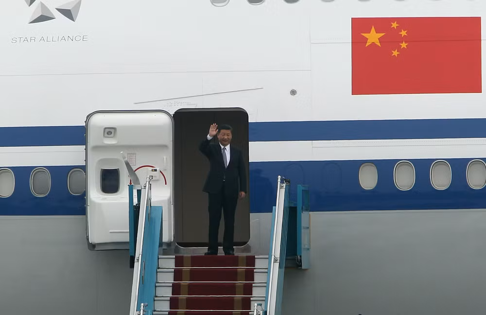 中共中央总书记、中国国家主席习近平抵达首都河内 开始对越南进行国事访问 ảnh 1