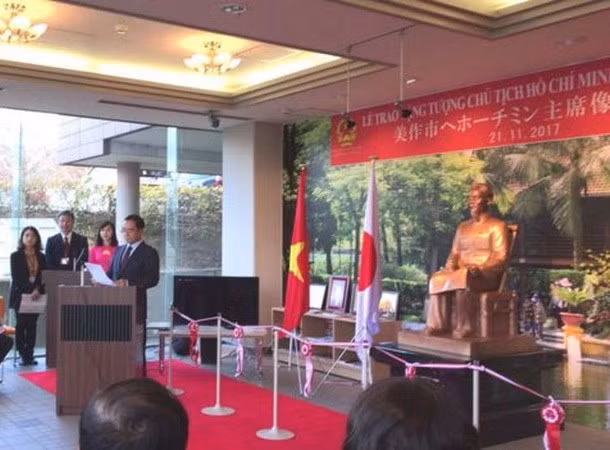 越南向日本美作市赠送胡志明主席塑像 ảnh 1 越南向日本美作市赠送胡志明主席塑像 ảnh 1
