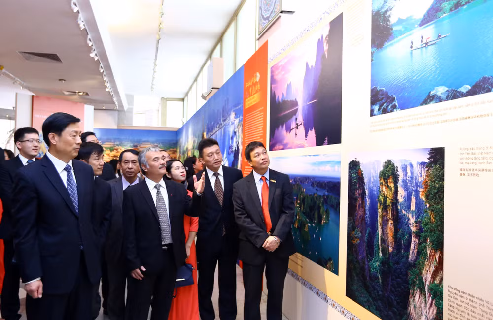 越通社与中国国务院新闻办公室在河内联合主办“美丽越南，美丽中国”图片展 ảnh 1