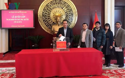 越南驻中国大使馆开展赈灾捐款活动援助灾民 ảnh 1 越南驻中国大使馆开展赈灾捐款活动援助灾民 ảnh 1