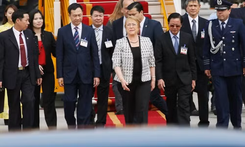 智利共和国总统米歇尔抵达河内 开始对越南进行国事访问 ảnh 1
