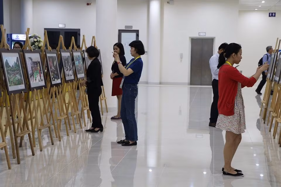 2017年APEC会议：越南风土人情图片展在国际新闻中心举行 ảnh 1