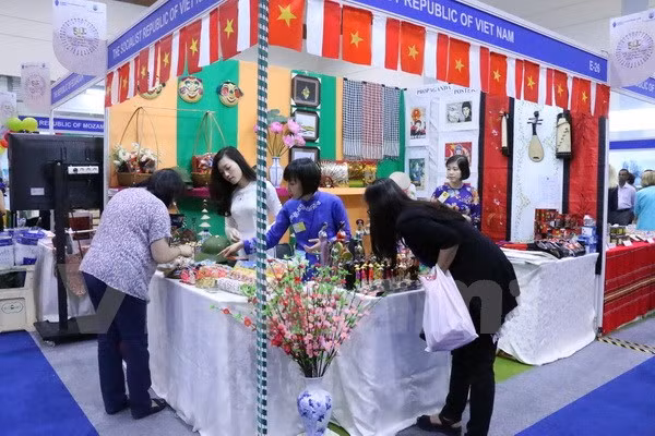 第50次年度义卖展销会在印尼举办 ảnh 2 第50次年度义卖展销会在印尼举办 ảnh 2