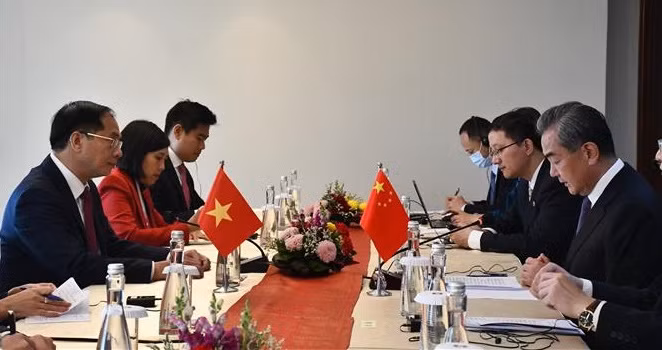 越南外交部长裴青山会见中共中央外事工作委员会办公室主任王毅 ảnh 1