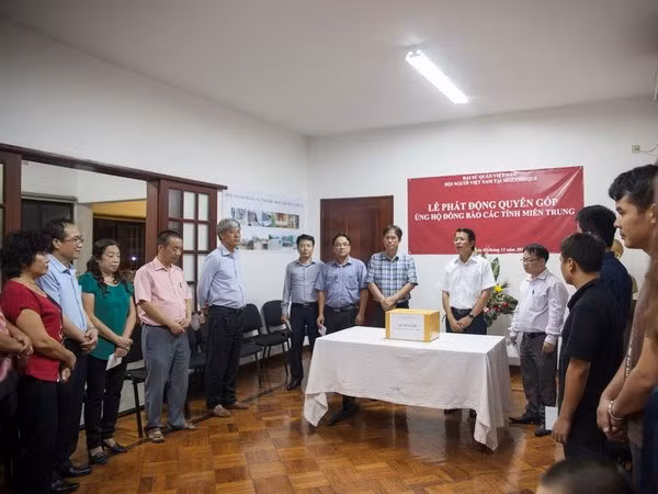 旅居海外越南人侨胞为中部洪灾灾民举行慈善捐款活动 ảnh 1 旅居海外越南人侨胞为中部洪灾灾民举行慈善捐款活动 ảnh 1