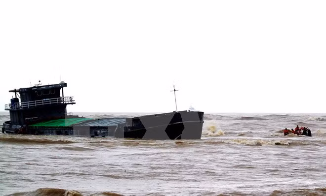 6名海上遇难船员安全上岸 ảnh 1 6名海上遇难船员安全上岸 ảnh 1