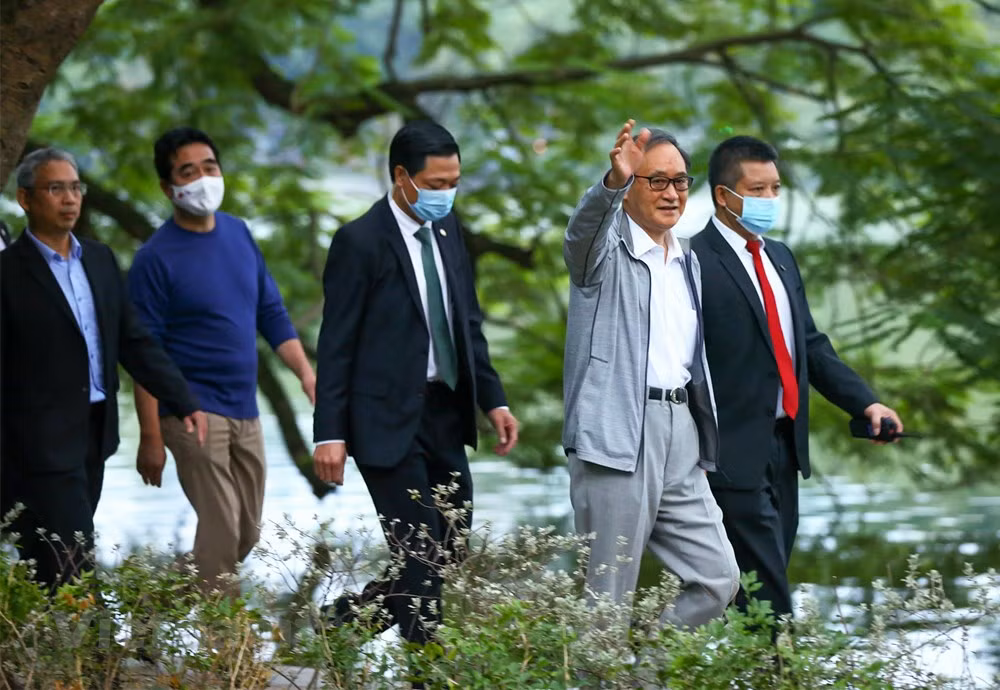 组图：日本首相菅义伟在还剑湖走路锻炼身体 ảnh 6