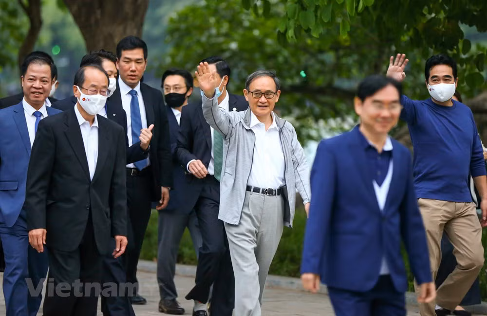组图：日本首相菅义伟在还剑湖走路锻炼身体 ảnh 2