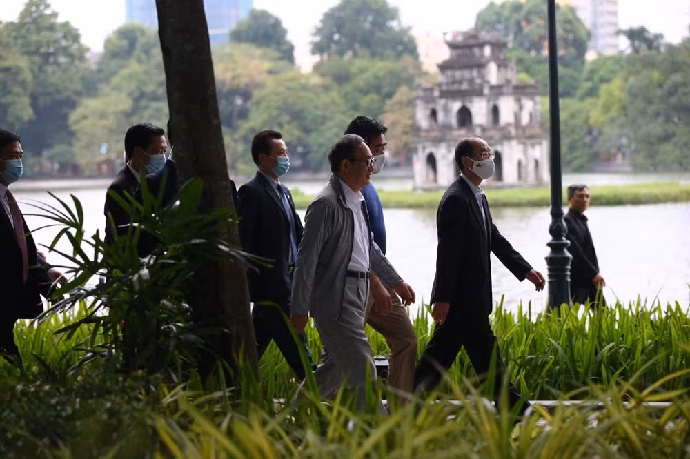 组图：日本首相菅义伟在还剑湖走路锻炼身体 ảnh 10