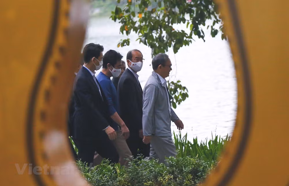组图：日本首相菅义伟在还剑湖走路锻炼身体 ảnh 3