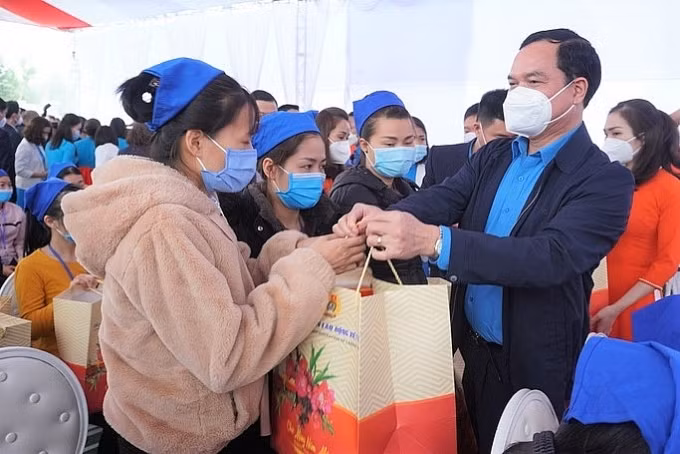 出资5000亿越盾帮助工会会员和劳动者过好春节 ảnh 1 出资5000亿越盾帮助工会会员和劳动者过好春节 ảnh 1
