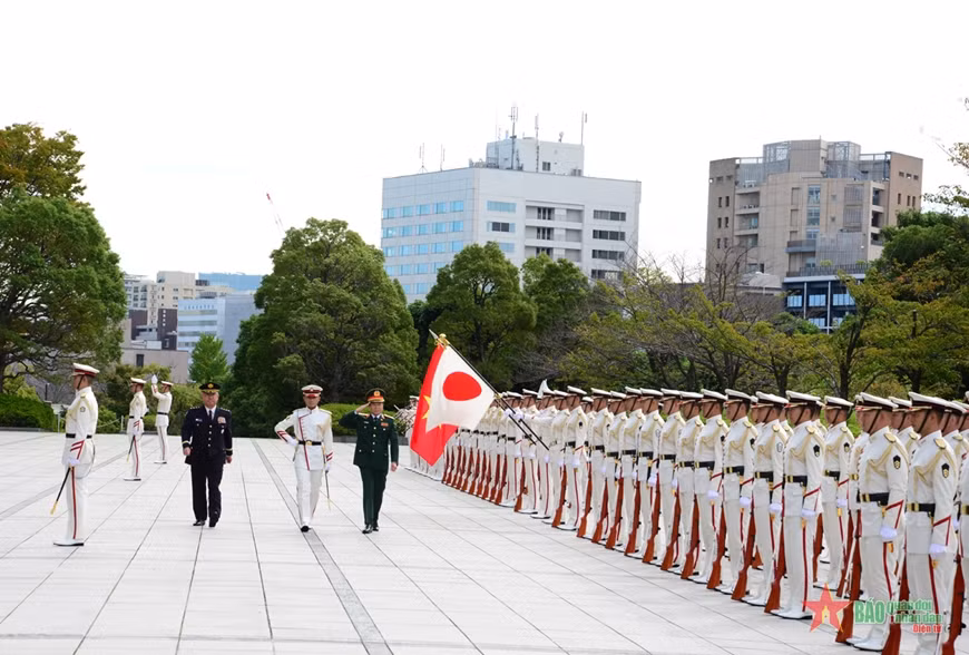 阮新疆上将与日本陆上自卫队参谋长吉田吉英大将举行会谈 ảnh 1