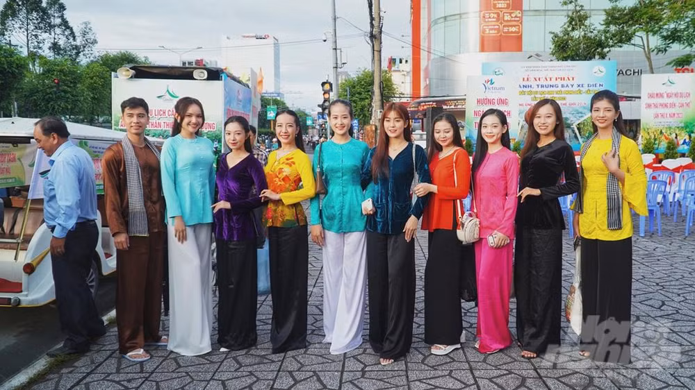 5000名女性参加芹苴三妑袄服装秀 ảnh 1