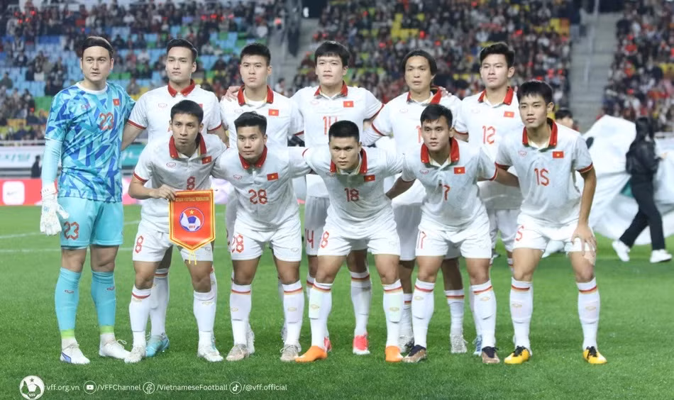 2023年10月越南国足FIFA排名上升一位 排名第94位 ảnh 1