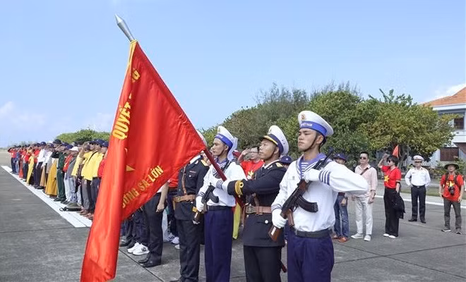 2023年越南侨团探访长沙岛县军民和海上高脚屋DK1之旅圆满结束 ảnh 1