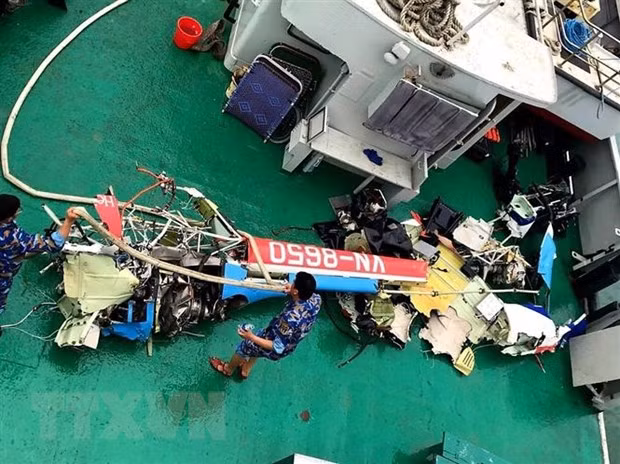 越南航空局：贝尔505型直升机坠落下龙湾海域事故属于一级事故 ảnh 1