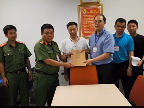 越南河内市公安机关向中国警方移交一名通缉犯 ảnh 1 越南河内市公安机关向中国警方移交一名通缉犯 ảnh 1