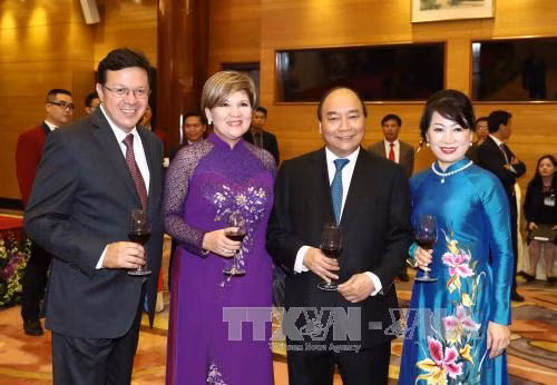 政府总理阮春福主持国庆招待会 庆祝越南国庆72周年 ảnh 2 政府总理阮春福主持国庆招待会 庆祝越南国庆72周年 ảnh 2