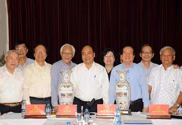 越南政府总理阮春福: 越南文艺工作者坚定对党和革命的信念 ảnh 1 越南政府总理阮春福: 越南文艺工作者坚定对党和革命的信念 ảnh 1