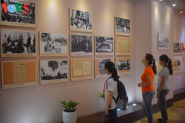造访胡志明主席撰写宣告越南民主共和国诞生的《独立宣言》的地方 ảnh 2 造访胡志明主席撰写宣告越南民主共和国诞生的《独立宣言》的地方 ảnh 2