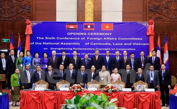 柬老越三国国会对外委员会第六次会议在老挝首都万象开幕 ảnh 1
