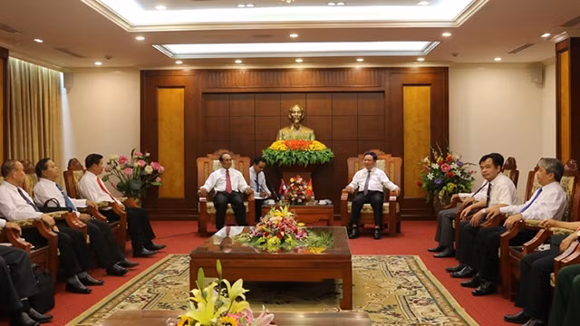 越老建交55周年：越南和平省与老挝琅勃拉邦省加强合作 ảnh 1