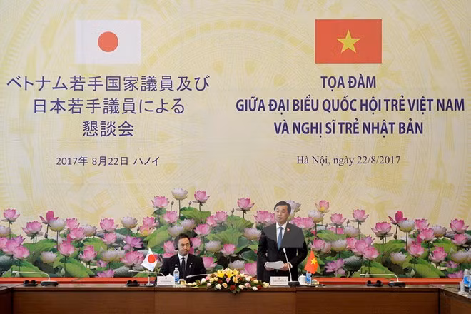 越南青年国会代表小组与日本自由民主党年轻议员代表团举行座谈会 ảnh 1
