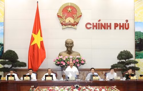 阮春福：在9月份着手解决简化行政审批程序中所存在的问题 ảnh 1