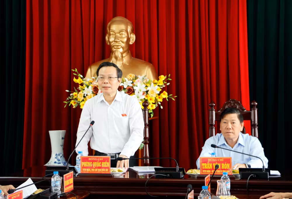 国会副主席冯国显: 永隆省应朝着适应海水入侵现状推进农业结构转型 ảnh 1 国会副主席冯国显: 永隆省应朝着适应海水入侵现状推进农业结构转型 ảnh 1