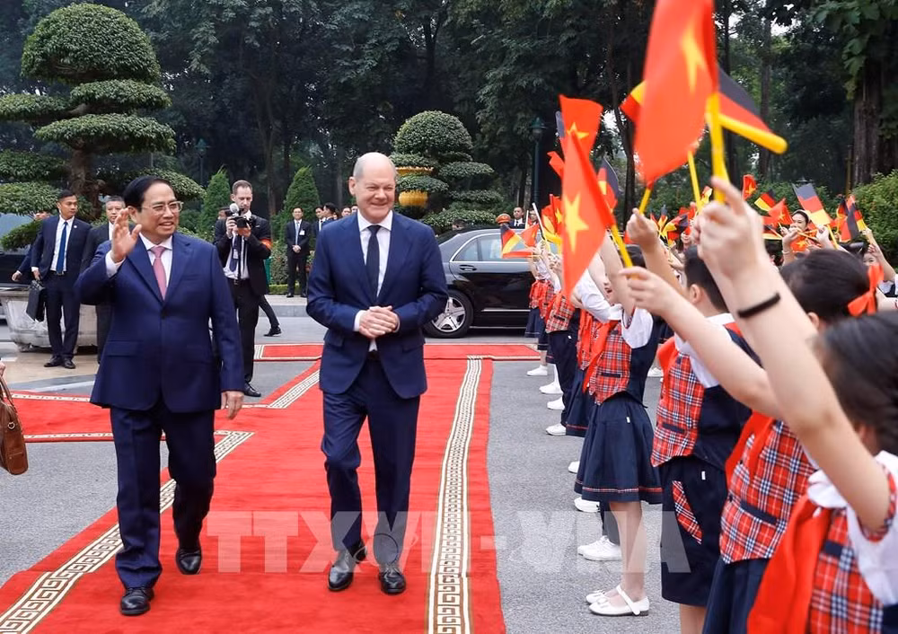 德国学者：德国总理奥拉夫·朔尔茨访越为两国关系进一步发展注入动力 ảnh 2