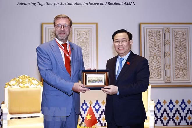越南国会主席王廷惠会见俄罗斯联邦委员会副主席康斯坦丁·科萨切夫和尼泊尔议会联邦院主席甘尼西 ảnh 1 越南国会主席王廷惠会见俄罗斯联邦委员会副主席康斯坦丁·科萨切夫和尼泊尔议会联邦院主席甘尼西 ảnh 1