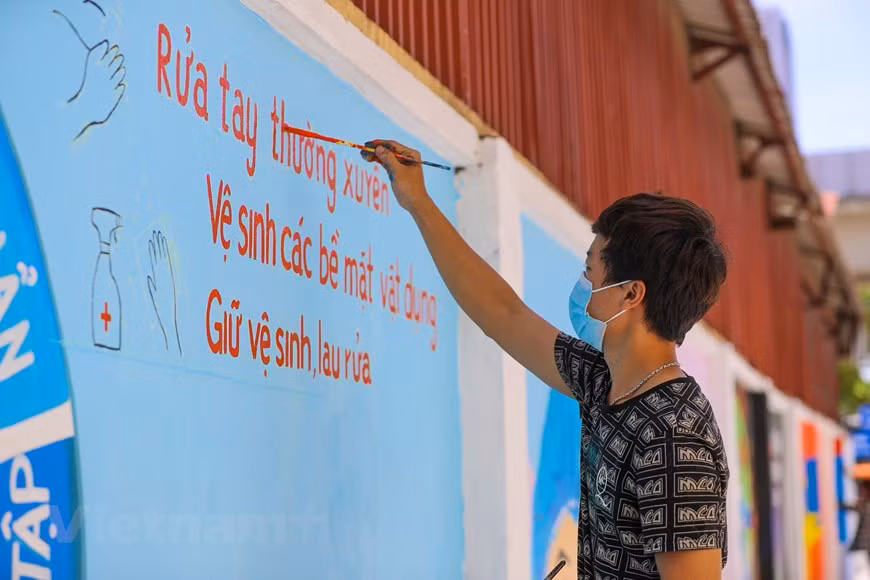 组图：河内新冠肺炎疫情常态化防控系列宣传壁画之路 ảnh 7