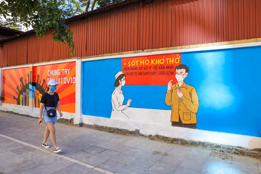 组图：河内新冠肺炎疫情常态化防控系列宣传壁画之路 ảnh 8