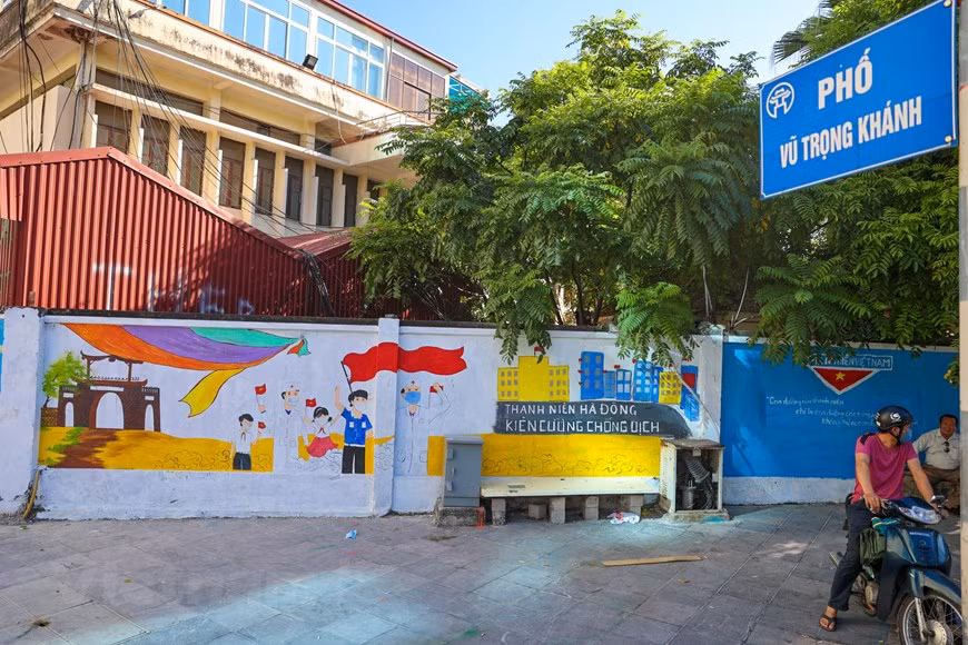 组图：河内新冠肺炎疫情常态化防控系列宣传壁画之路 ảnh 2