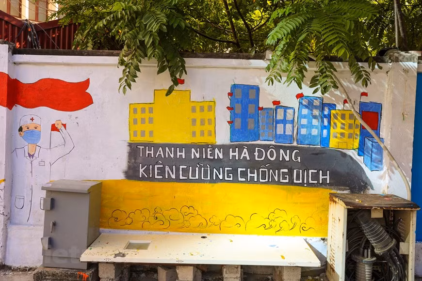 组图：河内新冠肺炎疫情常态化防控系列宣传壁画之路 ảnh 9