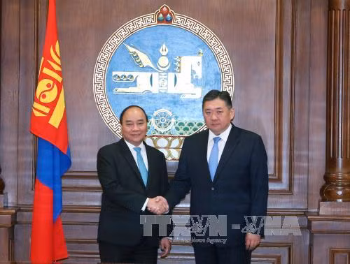 越南政府总理阮春福会见蒙古国国家大呼拉尔主席恩赫包勒德 ảnh 1