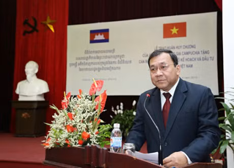 越南友好组织联合会授予柬埔寨驻越南大使“致力于各民族和平友谊纪念章” ảnh 1 越南友好组织联合会授予柬埔寨驻越南大使“致力于各民族和平友谊纪念章” ảnh 1
