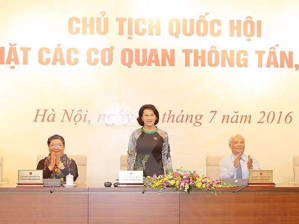 国会主席阮氏金银会见国内外记者 ảnh 1
