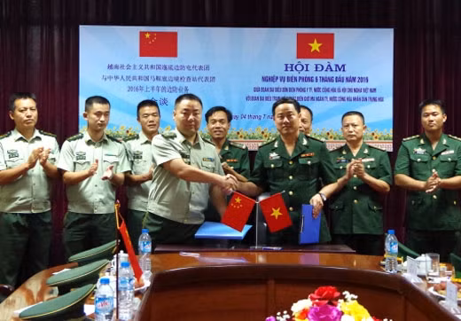 越南依梯边防屯与中国马鞍底边境检查站举行边防业务会谈 ảnh 1