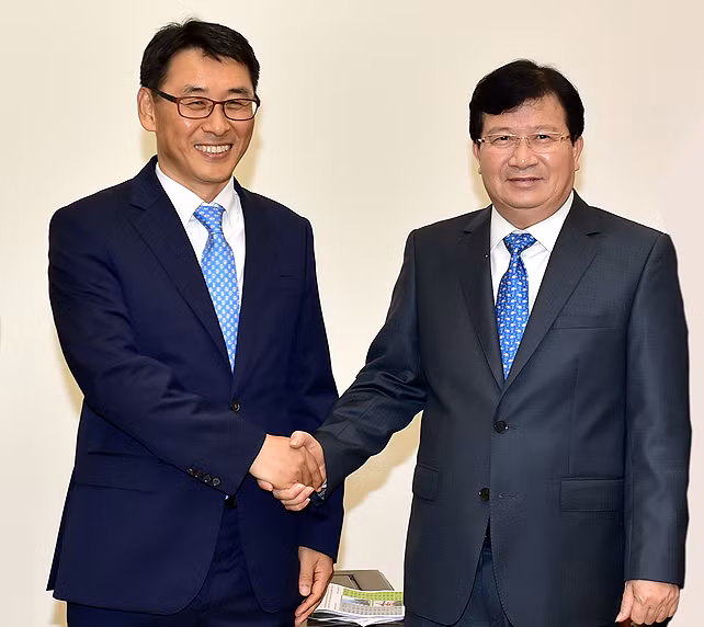 越南政府副总理郑廷勇会见越南斗山重工业有限公司总经理 ảnh 1 越南政府副总理郑廷勇会见越南斗山重工业有限公司总经理 ảnh 1